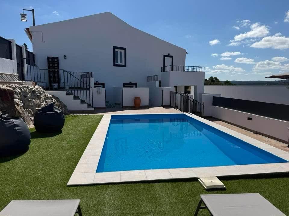 Piscina rodeada de oliveiras e lavanda