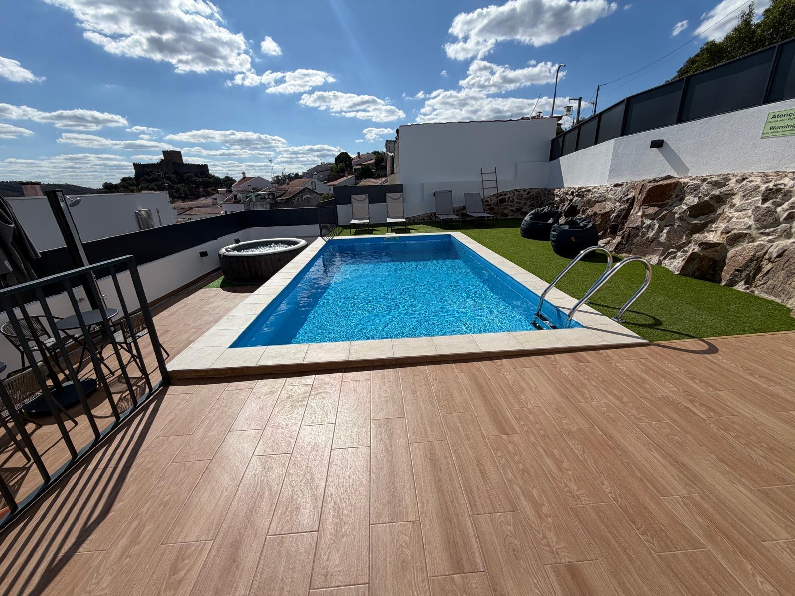Terraço com piscina privada e vista para o Castelo de Belver