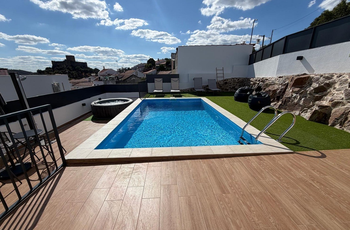 Piscina privada rodeada de uma vista maravilhosa