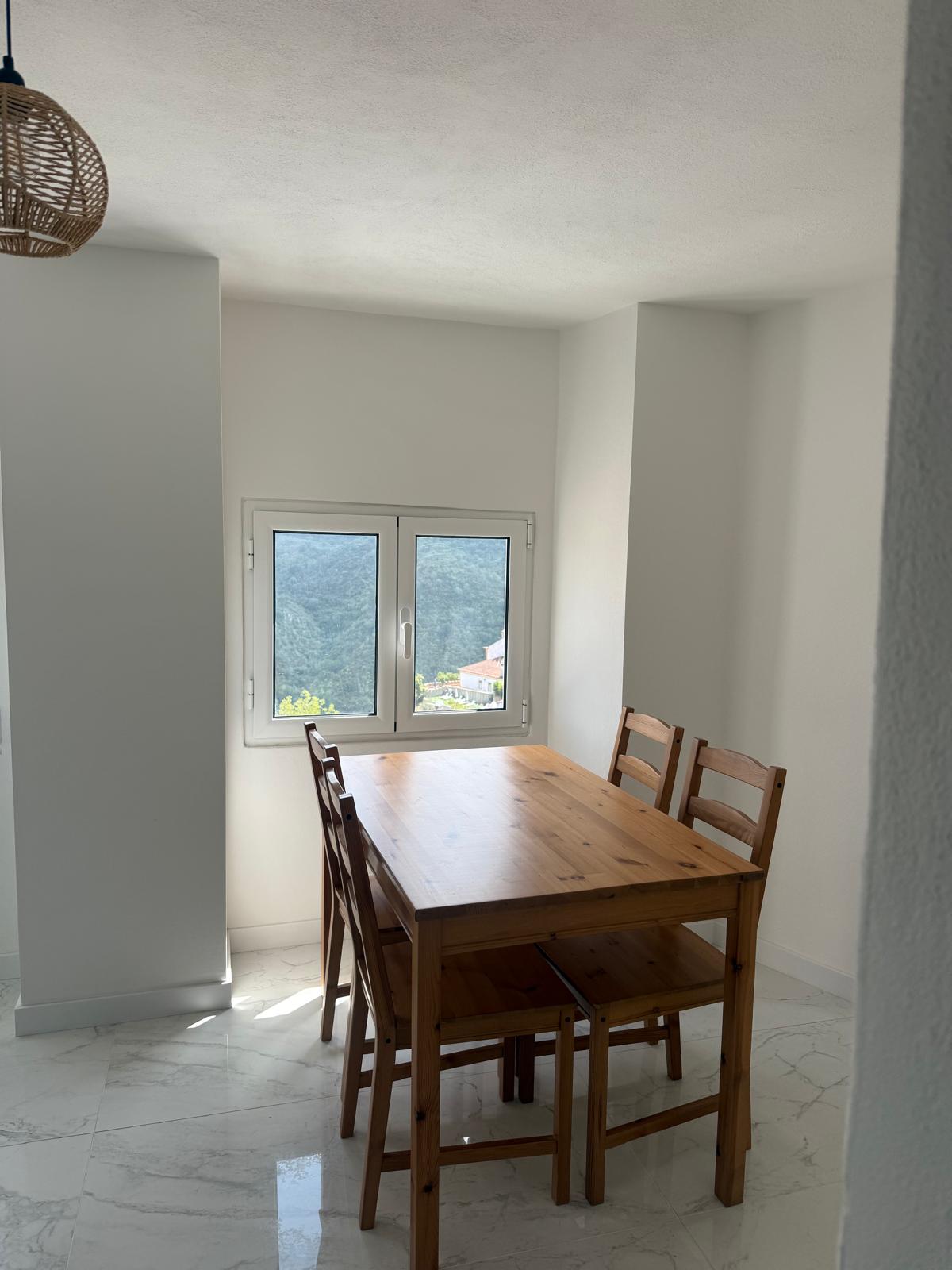 Zona de refeições com vista para a serra