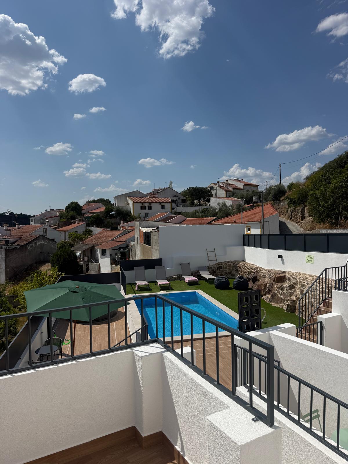 Piscina privada vista do terraço, sobre a aldeia de Belver